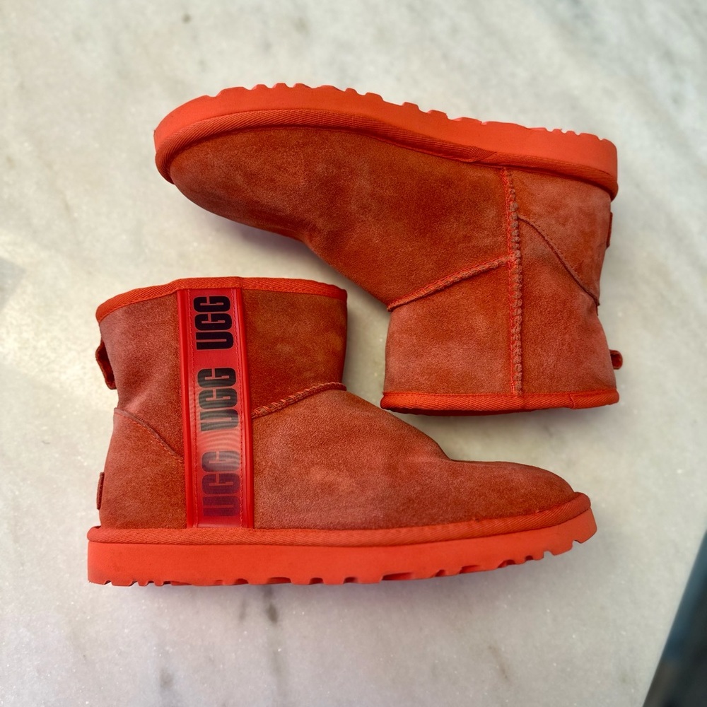 Size 8 mini orange Uggs